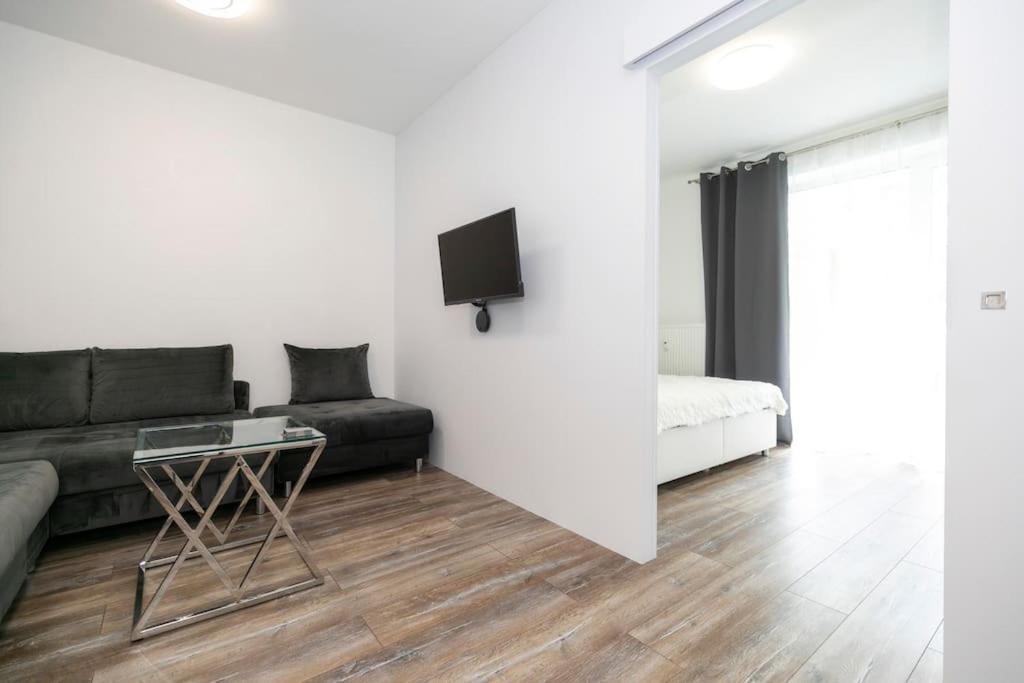 Alure Residences 1 & 24H Self Check-In, Free Parking In Front Of The Apartment Building, New Building, Terrace, Cafe With Breakfast In The Apartment Building, Next To The Aqua Park Banska Bystrica Luaran gambar